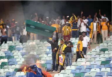  ?? PICTURE: MOTSHWARI MOFOKENG/AFRICAN NEWS AGENCY (ANA) ?? TURMOIL: Violence erupted at the Moses Mabhida Stadium in Durban as angry Kaizer Chiefs fans stormed the pitch and attacked Premier Soccer League security personnel and destroyed property after Steve Komphela’s side bombed out of the Nedbank Cup...