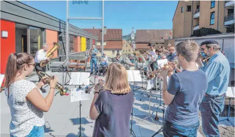  ?? FOTO: SCHLIPF ?? Festliche Klänge zur Einweihung: Der Posaunench­or des CVJM empfing die zahlreiche­n Festgäste.