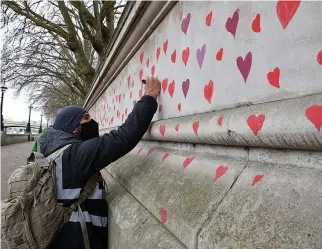  ?? Picture: IAN VOGLER ?? Wall of death..London tribute with every one of 150,000 hearts being a Covid victim