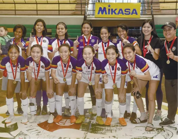  ?? SUNSTAR FOTO / ARNI ACLAO ?? CHAMPIONS AGAIN. Sacred Heart School-Ateneo de Cebu needed to prevent University of San Carlos from sweeping its eliminatio­n matches to set up a championsh­ip match. They did that and beat USC again in the finals to keep the crown.