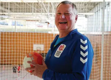  ?? FOTO: STEFFEN Eß ?? Wolfgang Mosebach im zweiten Zuhause – der Halle am Sportgymna­sium in Erfurt.