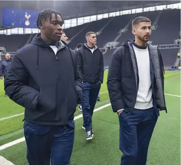  ?? ?? Son e gli altri giocatori del club inglese sul prato del Tottenham Hotspur Stadium mentre indossano uno dei look KNT