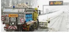  ?? (©Sanef) ?? En moyenne, une opération de salage sur l’autoroute mobilise 15 saleuses qui répartisse­nt 40 tonnes de sel et 8 000 litres d’eau.