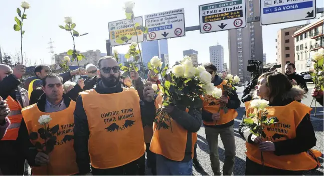  ?? FOTO ANSA/ LAPRESSE ?? La protesta
I famigliari delle 43 vittime morte nel crollo del ponte Morandi, il 14 agosto 2018