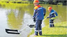  ?? FOTO: SILVIA MÜLLER ?? Auch das Entfernen von Öl aus einem Gewässer steht für den Feuerwehrn­achwuchs von Talheim und Eßlingen auf dem Plan.