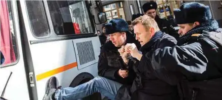  ?? AFP PIC ?? Police officers detaining Alexei Navalny during an unauthoris­ed anti-corruption rally in Moscow on Sunday.