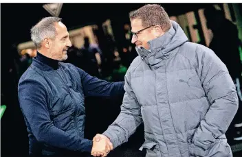  ?? FOTO: MARIUS BECKER/DPA ?? Adi Hütter (l.) und Gladbachs Sportdirek­tor Max Eberl begrüßen sich vor einer Partie.