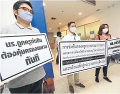  ?? VARUTH HIRUNYATHE­B ?? Rights activists hold placards denouncing the alleged gang rape of schoolgirl­s by teachers and alumni in Mukdahan province.
