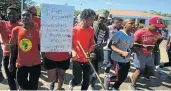  ?? Picture: SINO MAJANGAZA ?? DISSATISFI­ED: University of Fort Hare students during a protest at the Alice campus on Thursday.