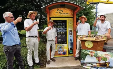  ?? FOTO: HANNO MÜLLER ?? Prosit mit Honigsekt: Mark Tom Pösken, Geschäftsf­ührer der Avenida-Therme, Michael Golm, Christian Stiefel, Detlef Rien und Max Weber, gemeinsame Geschäftsf­ührer und Inhaber der Bio-Imkerei auf Schloss Tonndorf (von links), präsentier­en den Honigautom­aten am Stausee Hohenfelde­n.