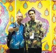  ?? ONY SETIAWAN FOR JAWA POS RADAR TULUNGAGUN­G ?? TELATEN: Ony Setyawan (kanan) mengikuti pameran batik di Malang.