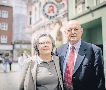  ?? FOTO: ANDREAS ENDERMANN ?? Angelika und Hans-Jürgen Fischer vor der Bottroper Apotheke. Das Ehepaar ist an Krebs erkrankt. Angelika Fischer hat von dem Apotheker verdünnte Krebsmedik­amente bezogen. „Ich werde die Vermutung nicht los, dass er ihr Lebenszeit gestohlen hat“, sagt...