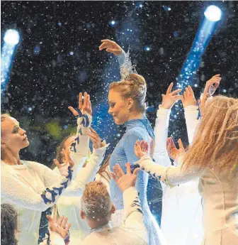  ?? FOTO: DPA ?? Kunst auf Eis stimmte ein auf eineinhalb Wochen Sport auf Schnee – so war es am Mittwoch in Lahti.