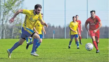  ?? FOTO: MAS/ARC ?? Heroldstat­t (gelb) will im Derby gegen Blaubeuren versuchen, so viele Punkte wie möglich zu holen.