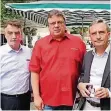  ?? FOTO: SPD ?? SPD-NRW-Chef Michael Groschek (v.l.), Andreas Rimkus und Thomas Geisel beim Wahlkampf