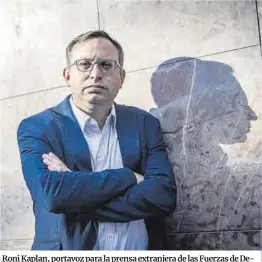  ?? ?? Manu Mitru
Roni Kaplan, portavoz para la prensa extranjera de las Fuerzas de Defensa de Israel (FDI), ayer en Barcelona.