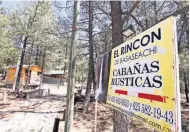  ??  ?? La cabaña se ubica en el complejo El Rincón, muy cerca de la cascada de Basaseachi, en la Sierra Madre Occidental.