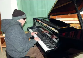  ??  ?? Alla tastiera Giovanni Caloria, 79 anni, insegnante di Lettere e Filosofia, dedica quattro ore giornalier­e allo studio del pianoforte (suonando da Bach al jazz), una passione che ha avviato un anno prima di andare in pensione