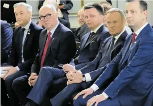  ?? FOT. SŁAWOMIR KAMIŃSKI / AGENCJA WYBORCZA.PL ?? • Sejm, uroczystoś­ć z okazji 25. rocznicy uchwalenia konstytucj­i RP. Od lewej: Robert Biedroń, Włodzimier­z Czarzasty, Szymon Hołownia, Donald Tusk, Władysław Kosiniak-Kamysz. 2 kwietnia 2022 r.