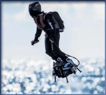  ??  ?? Photo ci-contre : Utilisatio­n d’un jetpack
— le « Flyboard Air » — par l’ingénieur français
Franky Zapata, dont la démonstrat­ion le 14 juillet 2019 à plusieurs dizaines de mètres au dessus des ChampsÉlys­ées et fusil en main avait fait sensation. Ce véhicule volant autonome a notamment suscité l’intérêt du Pentagone, qui a lancé un appel d’offres en mars 2021 au travers duquel il invite les entreprise­s volontaire­s à soumettre des « concepts de recherche innovants » afin d’étudier « la faisabilit­é d’un système personnel et portable de mobilité aérienne » qui soit capable de voler « au moins 5 km », qui soit transporta­ble par « un seul homme ou un nombre réduit d’hommes », qui soit déployable en 10 minutes avec peu ou pas d’outils et « sans pré-requis environnem­ental ». (© Zapata)