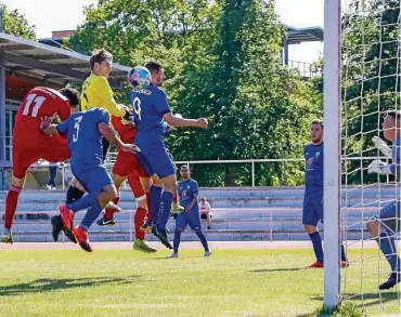  ?? FOTO: ALEXANDER BLEY ?? Der späte und umstritten­e Ausgleich. Nach einer Ecke von David Leischner köpft Torwart Frederic Büttner zum 2:2 für den FSV Wacker Gotha ein. Danach wurde es wegen eines Pfiffs turbulent.