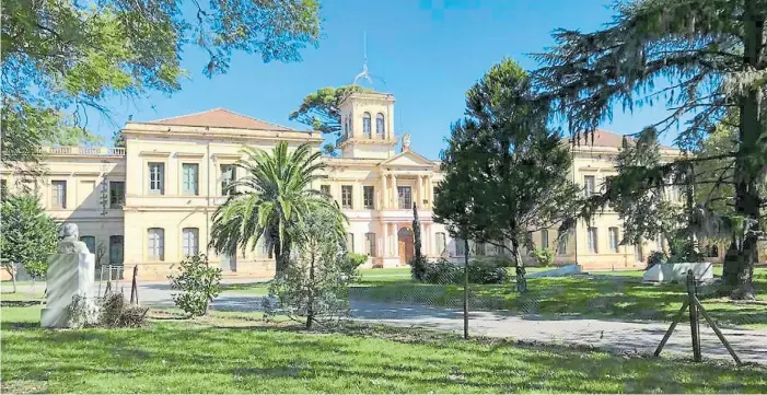  ??  ?? Tesoro. El histórico edificio del Instituto Fitotécnic­o de la Universida­d de La Plata, en Santa Catalina. Ese pulmón verde que divide Lomas de Echeverría será eje de este fin de semana.