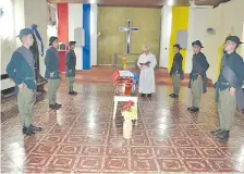  ??  ?? Oficio religioso en el Cuartel de la Víctoria antes del entierro.