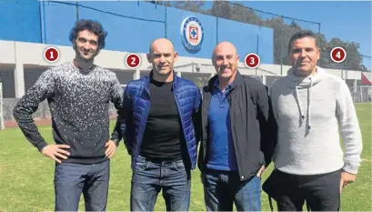  ??  ?? Paco Jémez (2) posa con sus auxiliares en las instalacio­nes del club cementero.