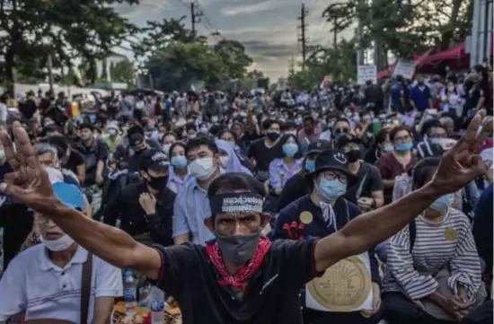  ?? © ?? Een gebaar met telkens drie vingers is het symbool van de prodemocra­tische beweging in Thailand.
LightRocke­t/getty