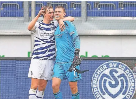  ?? FOTOS: FIRO SPORTPHOTO ?? Stürmer Vincent Vermeij (links) – hier mit Torhüter Leo Weinkauf – genoss sein Comeback gegen den SV Waldhof Mannheim.