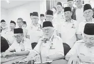  ??  ?? SIDANG MEDIA: Ketua masyarakat Melayu bahagian Kuching diketuai Helmi (tengah) mengadakan sidang media membantah MPKK di Sarawak.