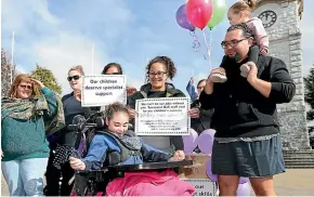  ?? SCOTT HAMMOND/STUFF ?? Bailey McKenzie, 8, (in chair) with teacher aide Rina Pinker, of Whitney Street School in Blenheim, as they protested assistant teachers’ pay and conditions in August.