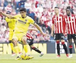  ?? ?? Gerard Moreno ejecuta el penalti que terminó en el poste y no fue gol ayer.