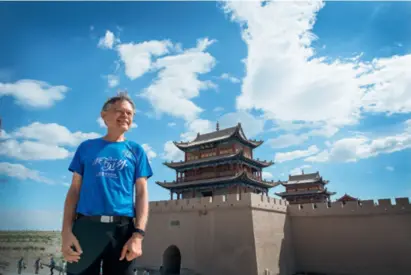  ??  ?? William N. Brown, a professor at Xiamen University, poses at the Jiayu Pass of the Great Wall in Gansu Province in northwest China