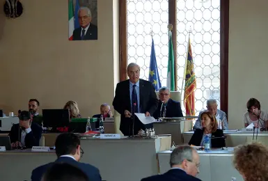  ?? Congedo in aula ?? Achille Variati, sindaco Pd di Vicenza, ieri sera durante l’intervento di fine mandato in consiglio