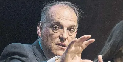  ?? FOTO: PERE PUNTÍ ?? Javier Tebas, presidente de LaLiga, durante una conferenci­a el pasado mes de agosto