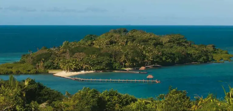  ??  ?? In apertura. L'atollo privato di Tetiaroa con The Brando. In alto. Dolphin Island, splendido rifugio privato nelle Isole Fiji. A destra. L’Isola di Deepwater nell'Ontario: una perfetta oasi per due in un caratteris­tico cottage. Opening. The private atoll of Tetiaroa with The Brando. Above. Dolphin Island, in the Dolphin Island, a stunning private retreat, in the Fiji Islands. On the right. The Deepwater Island in Ontario: a perfect oasis for two, in a typical cottage.