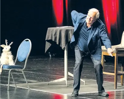  ??  ?? Keine Sorge, John Cleese erklärt an dieser Stelle nur einen Witz über eine alte Dame: In „Last time to see me before I die“erneuert er seine Liebe zu makabrem Humor.