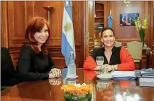  ??  ?? TRANSICIÓN. Tras declarar, la primera aparición pública de CFK fue junto a Gabriela Michetti para hablar del traspaso de mando.