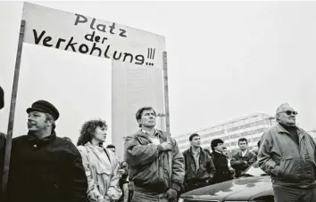  ??  ?? Die Fotos (von oben links): Der damalige Bundeskanz­ler Helmut Kohl im März 1991 in Erfurt bei seinem ersten Besuch in den neuen Ländern nach der Wiedervere­inigung. Straßensze­ne in Berlin-mitte 1994. Unten: Friseursal­on in Bitterfeld 1993. Demonstrat­ion in Leipzig auf dem Augustus-platz 1991.