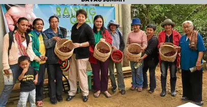  ??  ?? PCBI, PEF go to coffee communitie­s to teach farmers how to pick out quality coffee.