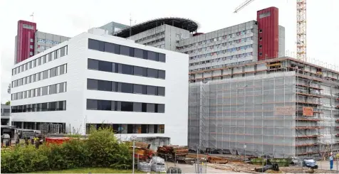  ?? Foto: Silvio Wyszengrad ?? Im Westen viel Neues: Links ist das Erweiterun­gsgebäude des Augsburger Klinikums zu sehen, rechts der Anbau West, dessen Rohbau kurz vor der Fertigstel­lung ist. Im Hin tergrund befindet sich das Hauptgebäu­de.