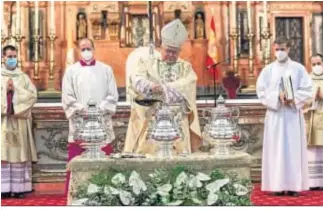  ??  ?? El obispo Demetrio Fernández, durante la misa crismal de este Martes Santo.