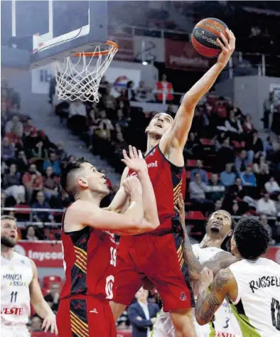  ?? MIGUEL ÁNGEL GRACIA ?? Kravic y Sulejmanov­ic pelean por un rebote durante el partido de ayer.