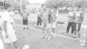  ??  ?? DATUK James Wong sedang memberi tunjuk ajar dalam Program Menjaringk­an Gol skuad bawah 19 tahun Sabah.