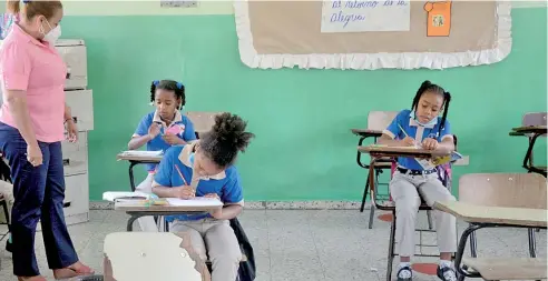  ?? JOHNNY ROTESTÁN ?? Niños del nivel de primaria mientras reciben clases en la escuela Eduardo Brito, en el municipio Pedro Brand.