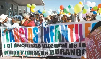  ??  ?? Integrante­s de estancias infantiles en Durango se manifestar­on contra el recorte presupuest­al al programa.