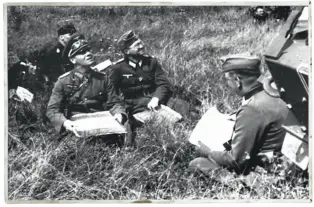  ??  ?? General Rommel, kommandant for 7. panserdivi­sion, og hans stab forbereder fremryknin­gen gennem Frankrig i maj 1940. Denne division var kendt som »Spøgelsesd­ivisionen« på grund af dens overrasken­de lynangreb.