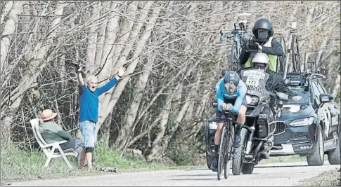  ?? FOTO: EFE ?? A la izquierda, Landa en pleno esfuerzo es animado por un aficionado. Arriba, una lancha de bomberos en el canal de Lodosa al paso de un ciclista del Trek. Abajo, Urán en acción, Roglic en el podio y Porte en la contrarrel­oj