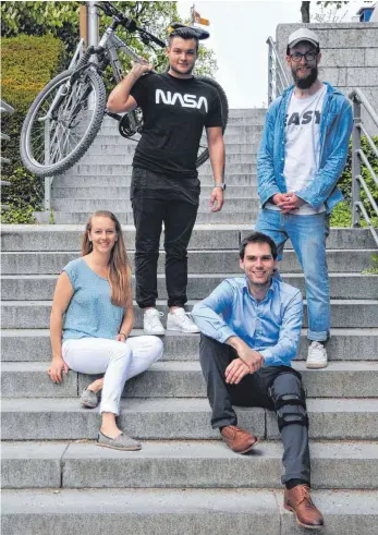  ?? FOTO: CONRAD ?? Eva Lell, Maxim Ziegler, Oskar Burmann und Manuel Rees wollen mit ihrer Idee „ConRad“die Menschen vermehrt auf’s Fahrrad bringen.